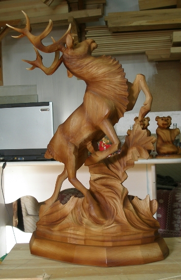 Скульптура оленя из кедра